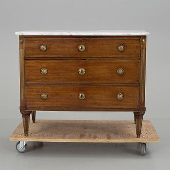 An early 10th gentury Gustavian chest of drawers.