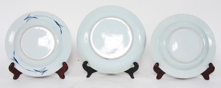 TALLRIKAR, 2 st, samt SKÅLFAT, porslin, Kina, 1800-tal.