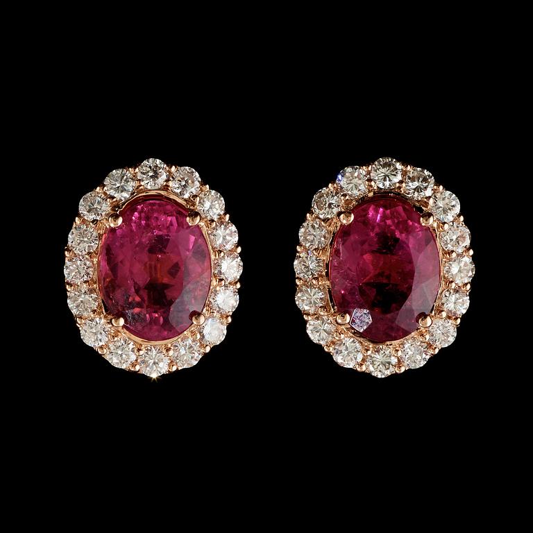 ÖRHÄNGEN med turmaliner totalt ca 5.69 ct samt briljantslipade diamanter totalt ca 1.53 ct.