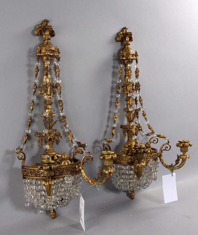 VÄGGLYSTRAR, ett par. Louis XVI-stil.