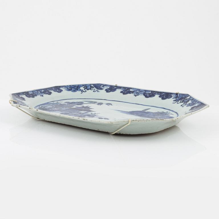 A Chinese blue and white porcelain charger, Qing dynasty, Qianlong (1736-95).