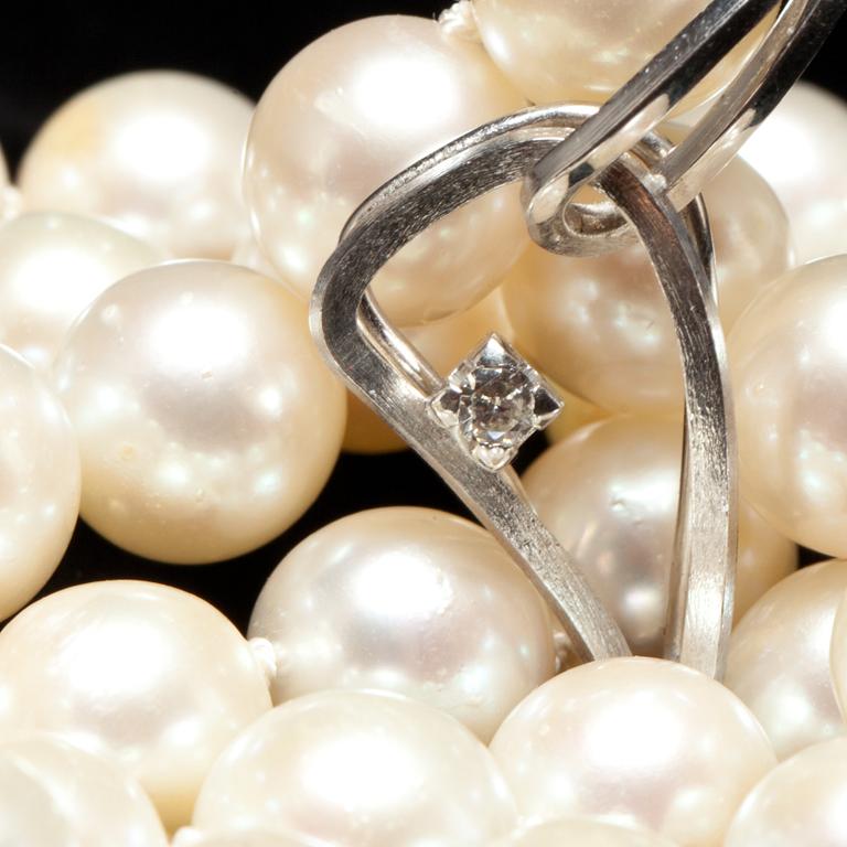 COLLIER, 18 k vitguld, odlade pärlor ca 4 mm. Elon Arenhill, Malmö 1980.