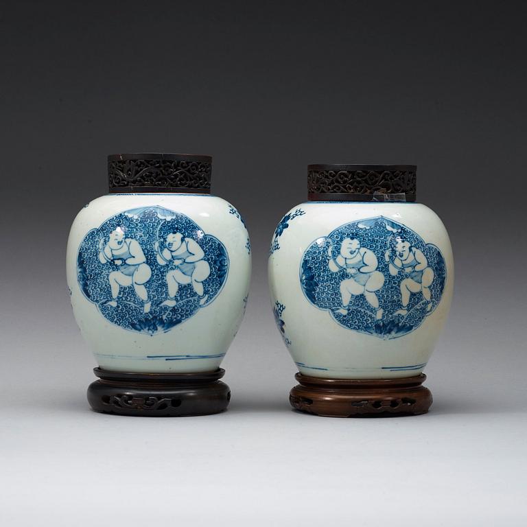 A pair of blue and white jars, Qing dynasty 19th century.