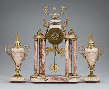 GARNITYR, 3 delar, Louis XVI-stil, P.Bonnet & R. Pottier, Paris, Frankrike, omkring sekelskiftet 1900.