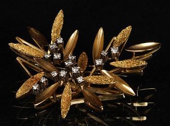 BROSCH, 18k guld med 15 st briljanter.