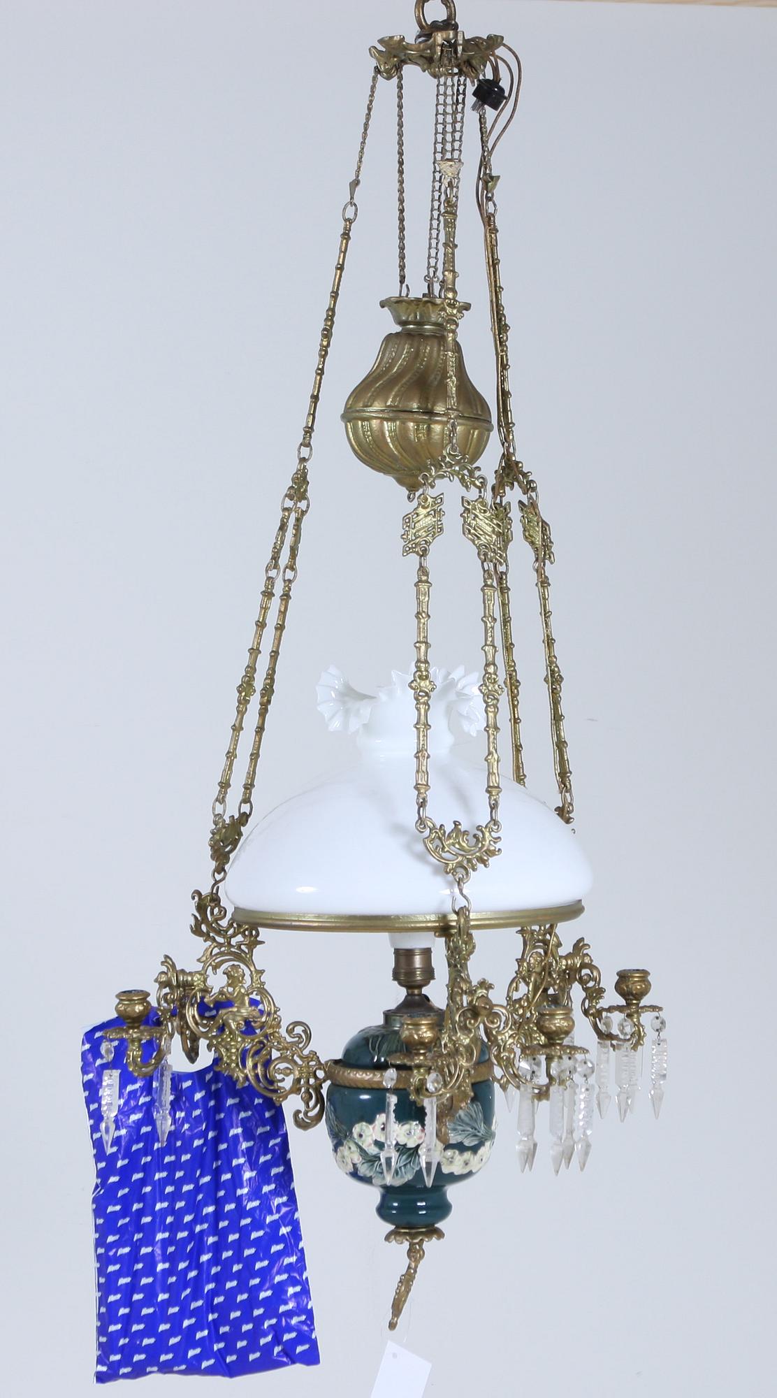 FOTOGENLAMPA, majolika. Omkring 1900. H 120.