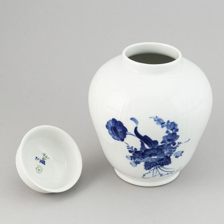 A 75 pcs Royal Copenhagen "Blå Blomst" porcelain part coffee service.