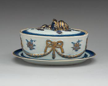 A blue and white tureen with cover and stand. Qing dynasty, Qianlong (1736-95).