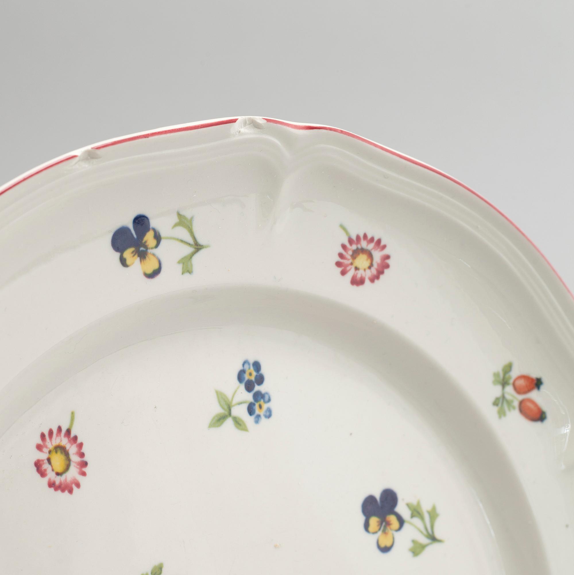 A Villeroy & Bosch 72 pcs dinner service "Petite Fleur".