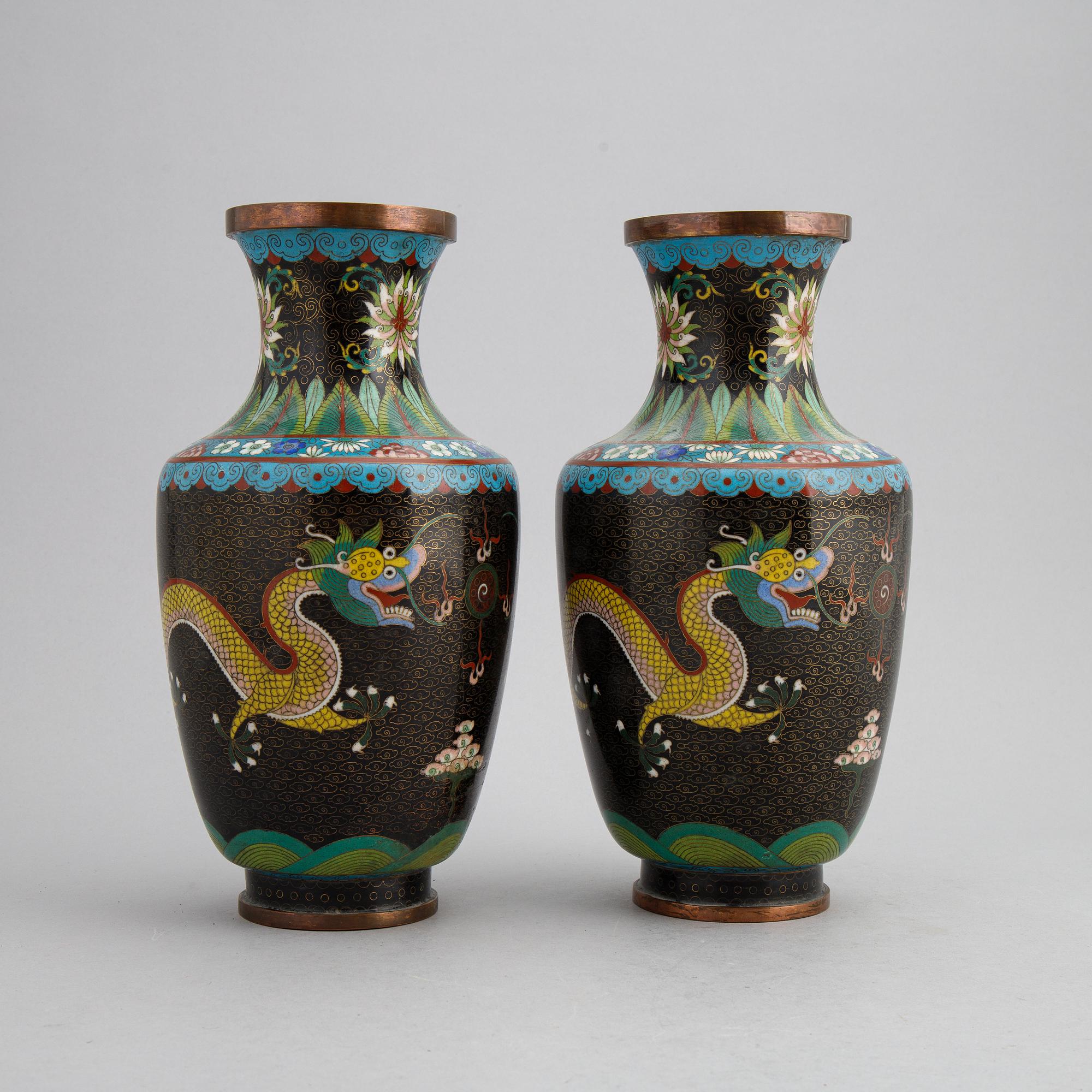 Vaser, ett par, cloissoné, Japan, 1900-tal.