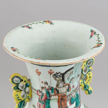 A famille verte floor vase, Qing dynasty, early 20th century.