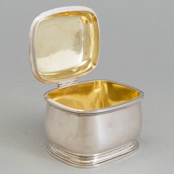 A sterlingsilver box and a sugar tong, Borgila, Stockholm 1952. Weight ca 425 grams.