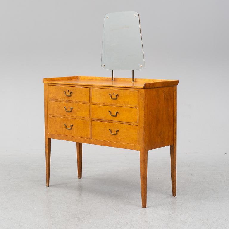A 1930s-40s dressing table.
