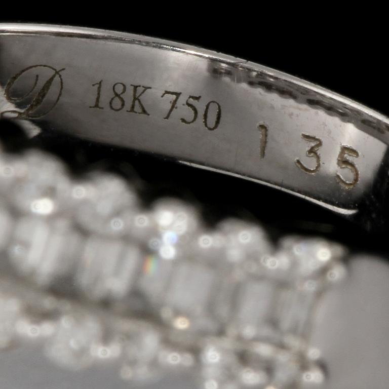 RING, 18k vitguld med 35 briljantslipade diamanter samt 19 baguettslipade diamanter, totalt 1.35 ct. Vikt 5 g.