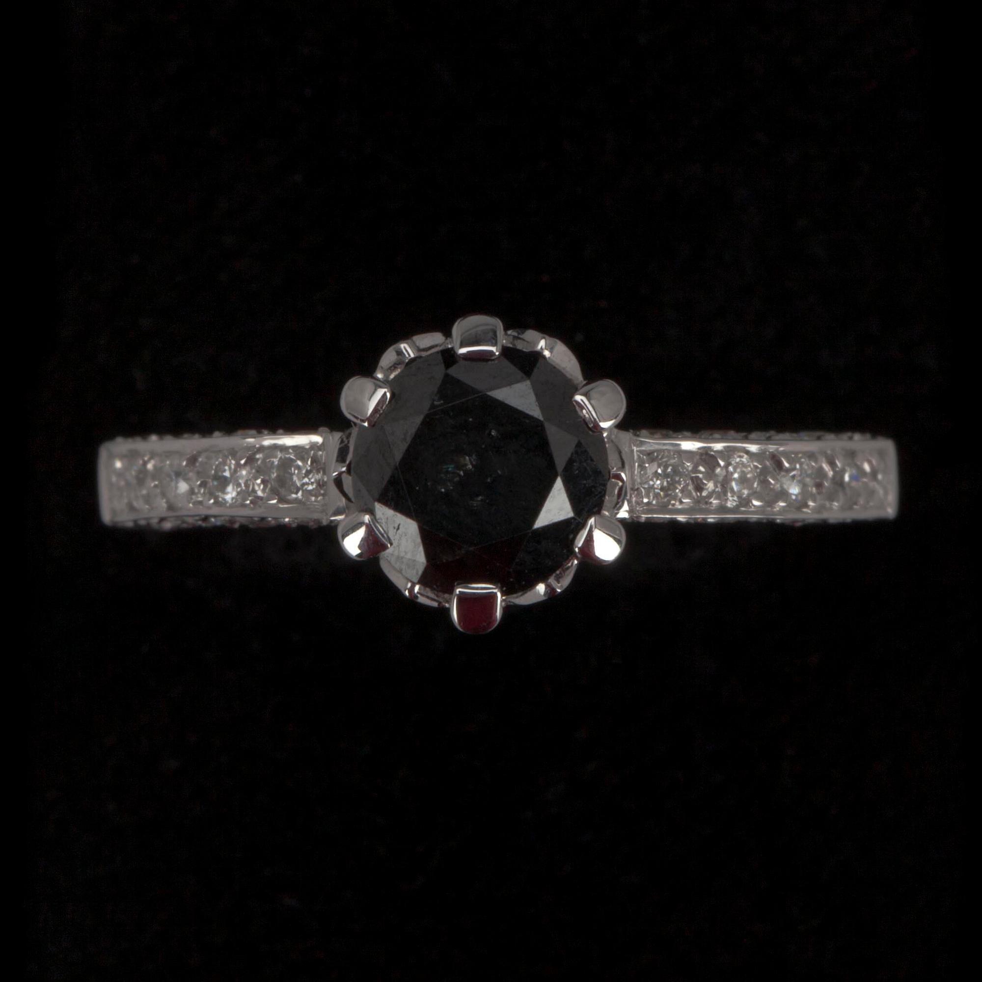 RING, 18K vitt guld. Svart briljantslipad diamant 1.36 ct + briljantslipade diamanter 0.50 ct. TW si/p. Vikt 4.5 g.