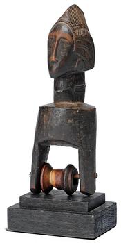 "HEDDLE PULLY" för vävning. Trä. Baoule-stammen. Côte d'Ivoire (Elfenbenskusten) omkring 1920-30. Höjd 16,5 cm.