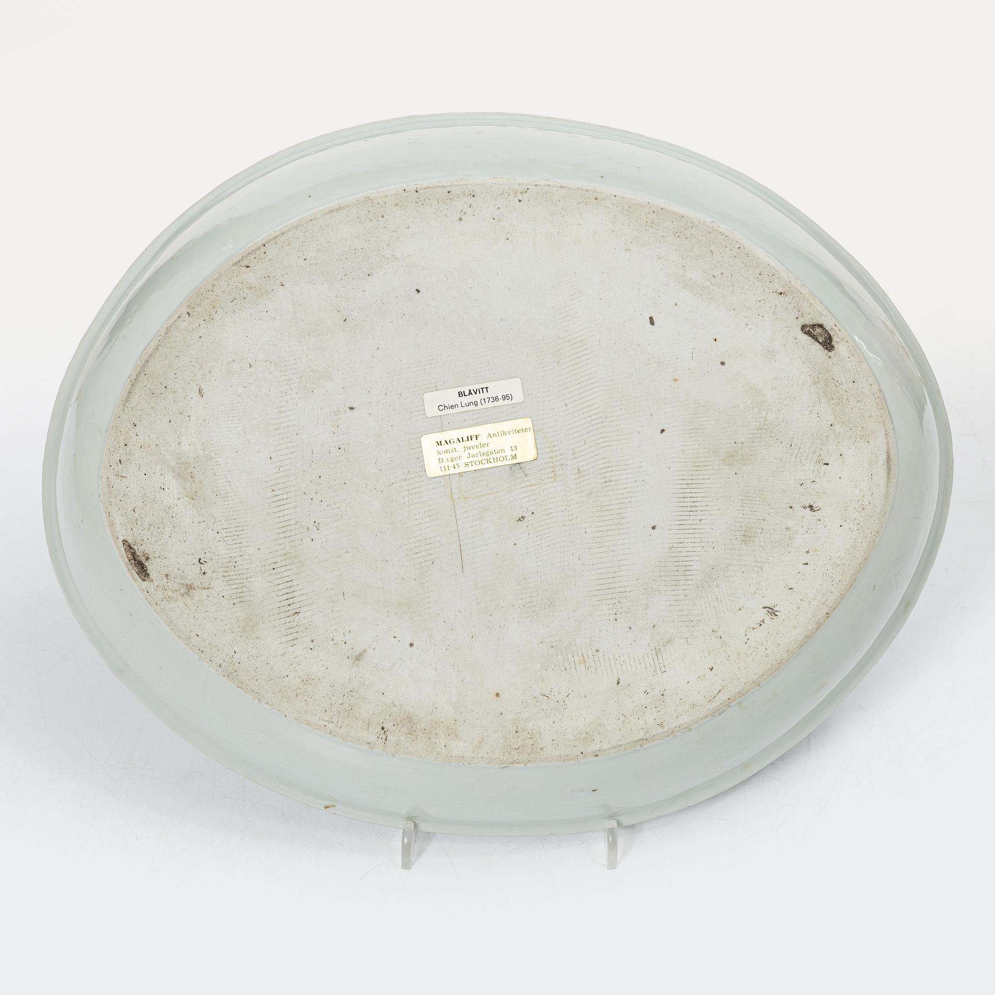 A blue and white export porcelain dish, China, Qianlong (1736-95).