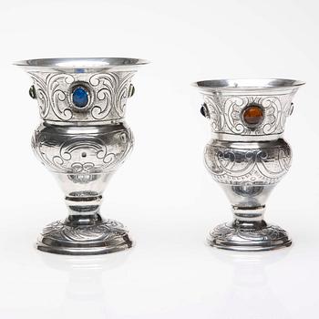 BÄGARE, 2 st, silver samt glas, Mellaneuropa 1900-tal. Totalvikt ca 295 g.