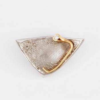 Ole Lynggaard · LÅS, Ole Lynggaard, 14k vitguld med briljantslipad diamant ca0,05ct. Vikt 11,3g.
