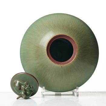 Gunnar Nylund, a stoneware jar with cover, Rörstrand, Sweden 1940's.