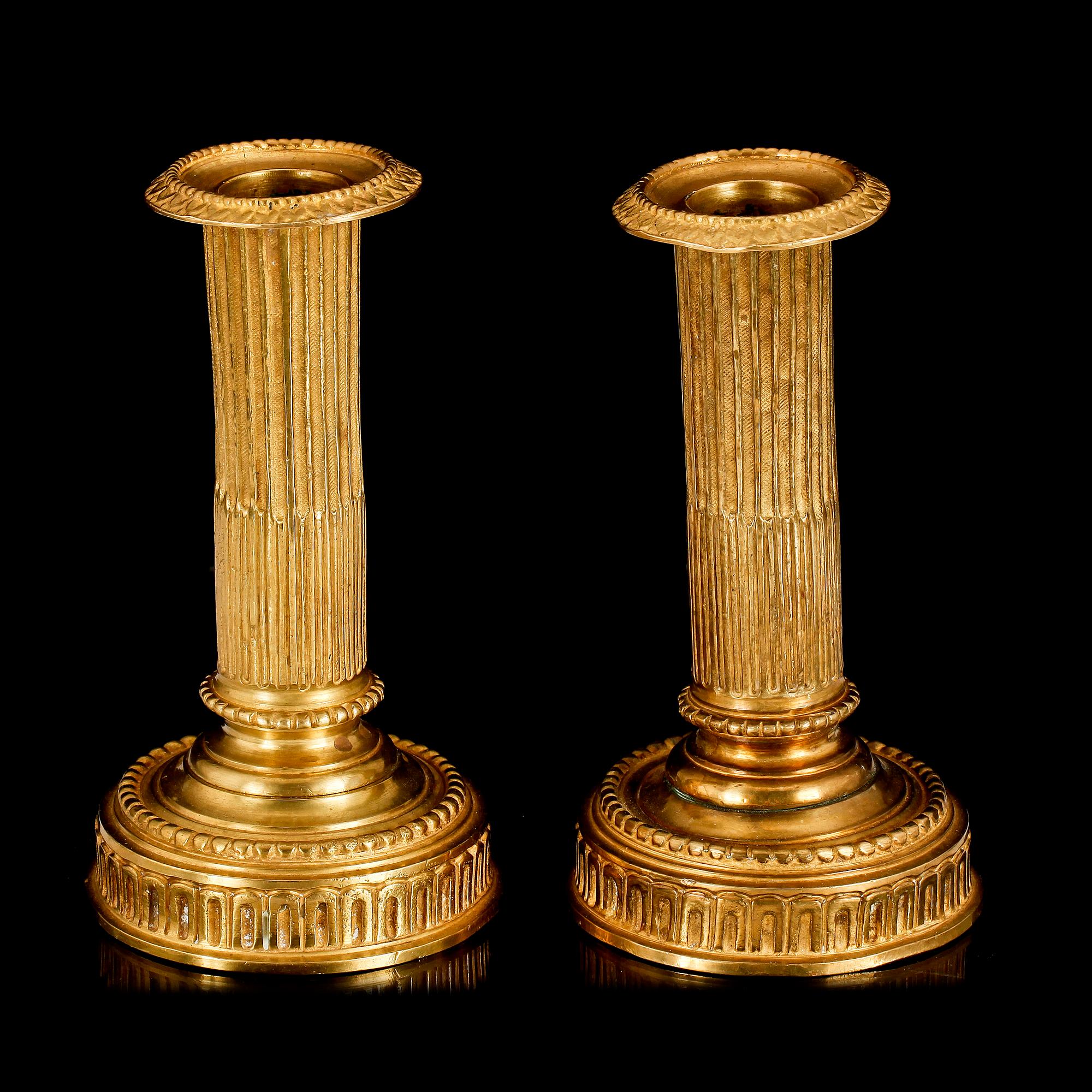 LJUSSTAKAR, ett par, mässing, empirestil, 1900-tal.