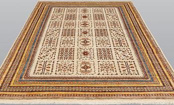 A carpet, Ziegler Design, approx. 253 x 172 cm.