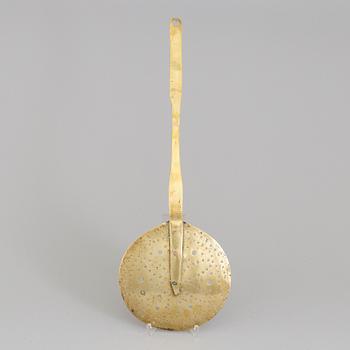 AN 18TH CENTURY BRASS STRAINER.