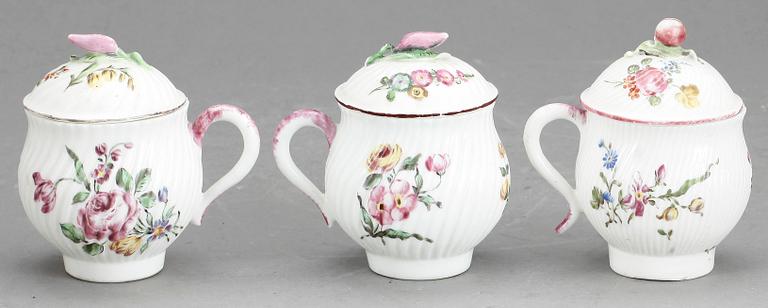 CREMEKOPPAR, 3 st, porslin, 1700-tal.