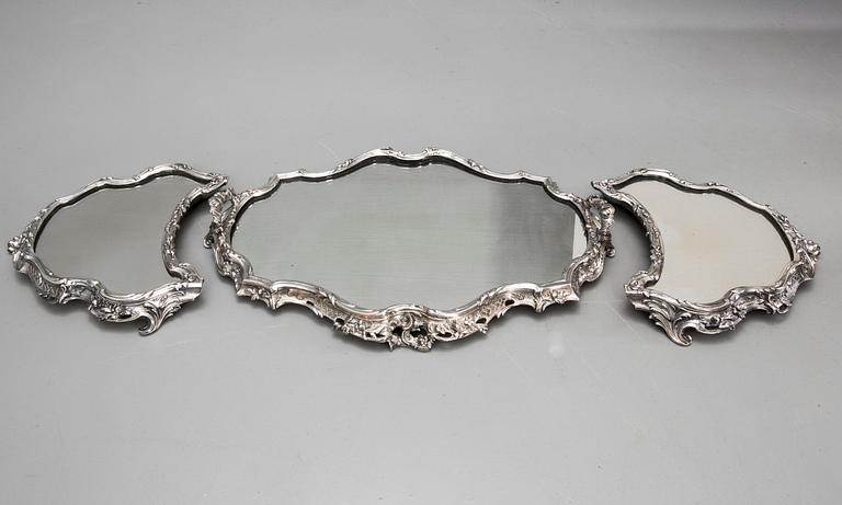 BORDSPLATEAU, pläter, 3 delar, nyrokoko, 1800-talets andra hälft.