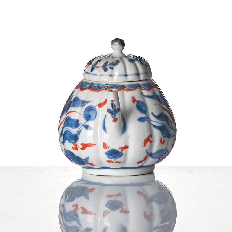 An imari tea pot with cover, Qing dynasty, Kangxi (1662-1722).