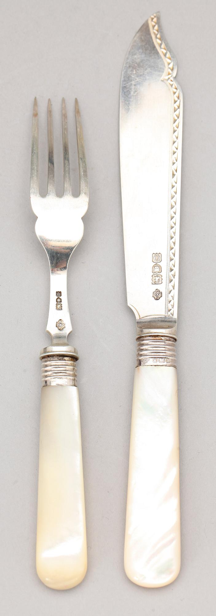 FISKBESTICK, 12 st, silver och pärlemor, William Hutton & Sons, London 1908/09.