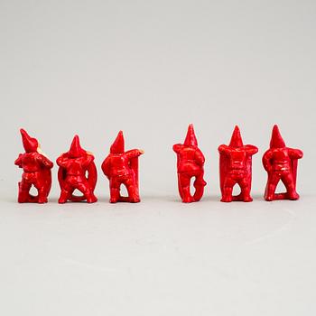 TOMTAR, 6 st, målad terracotta, "GOD JUL", tidigt 1900-tal.
