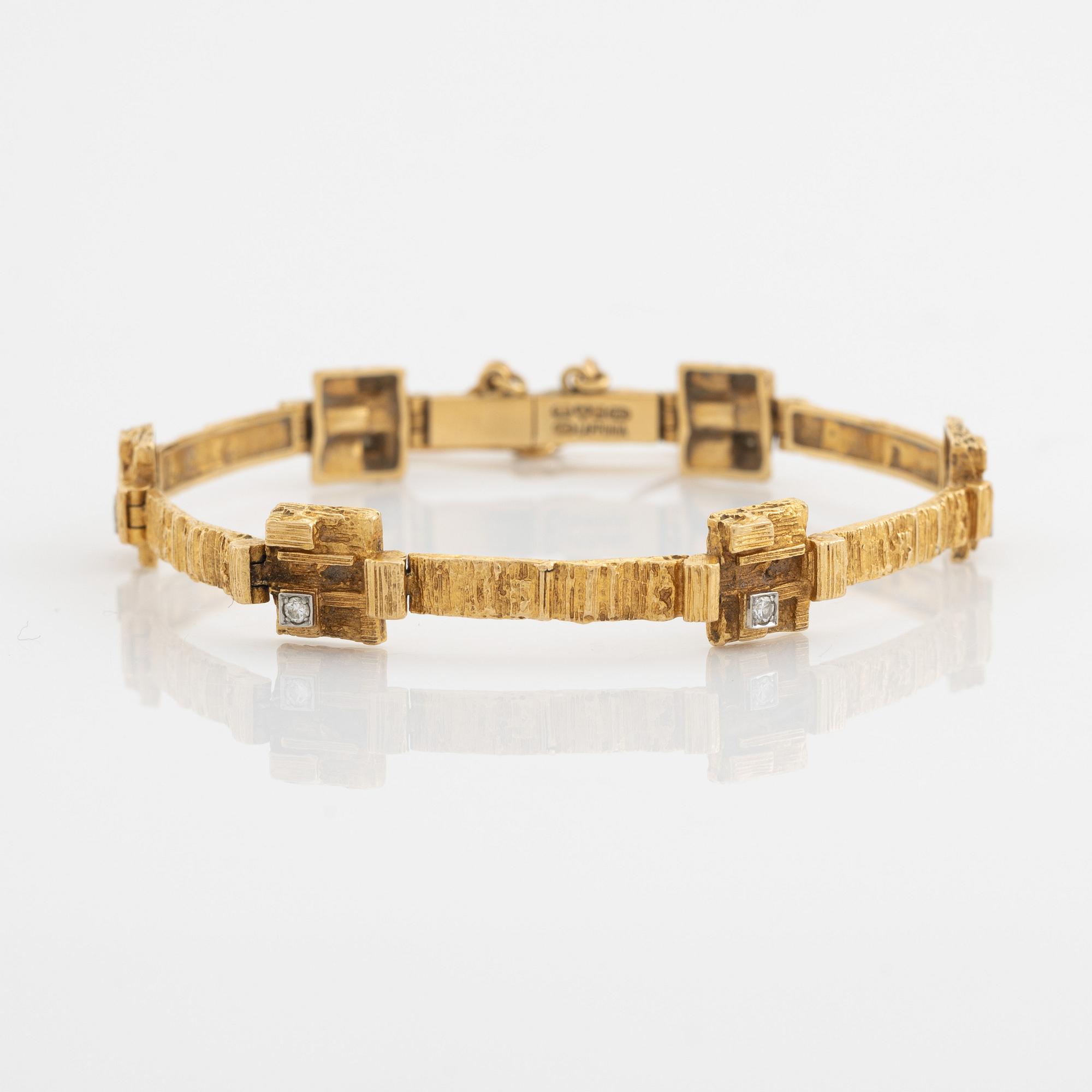 Björn Weckström, 18K gold and eight cut diamond "Diamantetapper" bracelet.