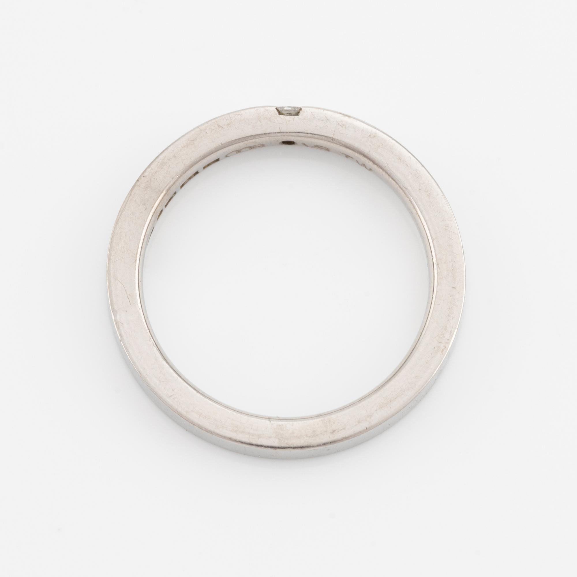 Ring 18K vitguld med prinsesslipade diamanter.
