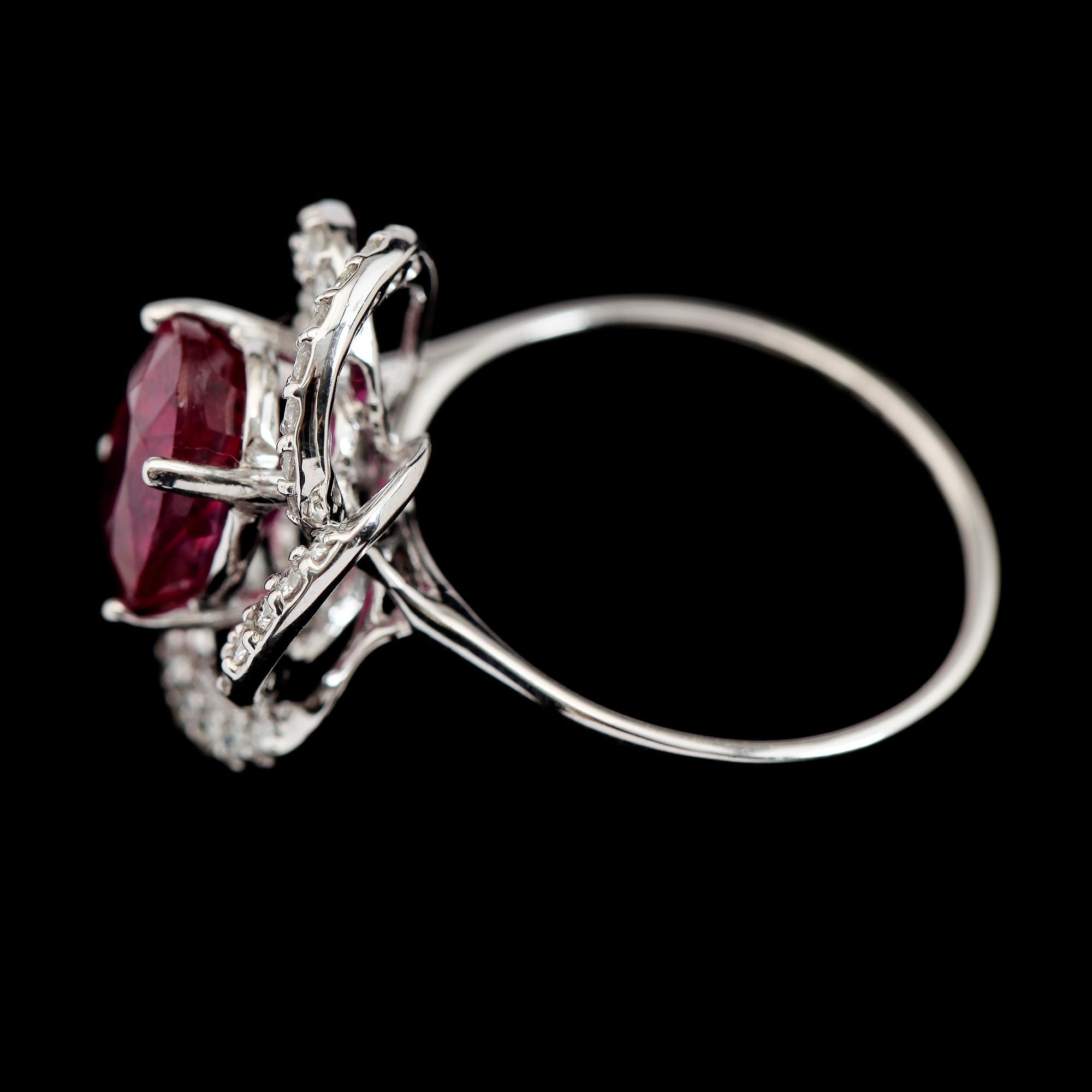 RING, 18K vitguld, rubin och briljantslipade diamanter.