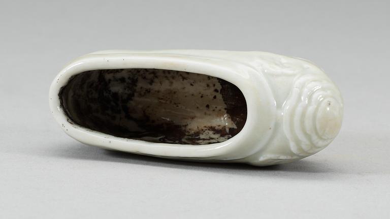 A blanc de chine figure of a shoe, Qing dynastin, Kangxi (1662-1722).