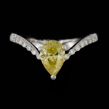 RING, 18k vitguld med gul droppformad diamant ca 0,92 ct samt briljantslipade diamanter ca 0,14 ct. Vikt ca 3,97 gram.