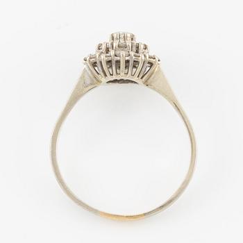 Ring 18K gold set with round brilliant-cut diamonds.