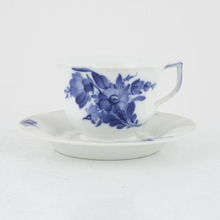 Mat-och kaffeservis, porslin, 71 delar, "Blå  blomst", Royal Copenhagen, Danmark.