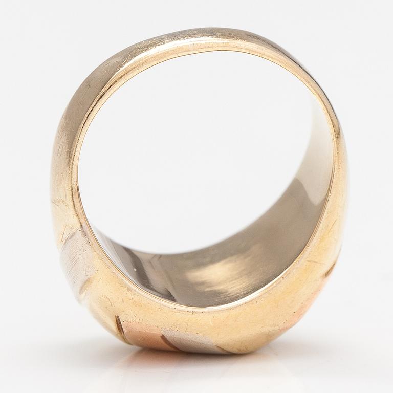 A ring and a pari of earrings made of 14K gold.