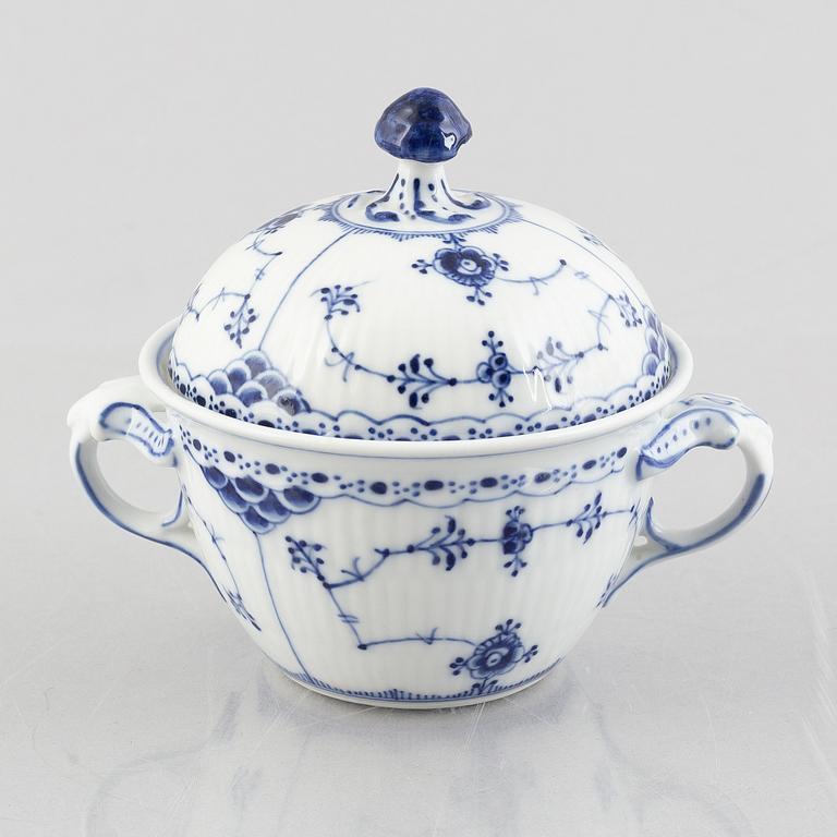 A 'Blue Fluted Half Lace' / 'Musselmalet' porcelain sugar box with cover, model 720, 1898-1923.