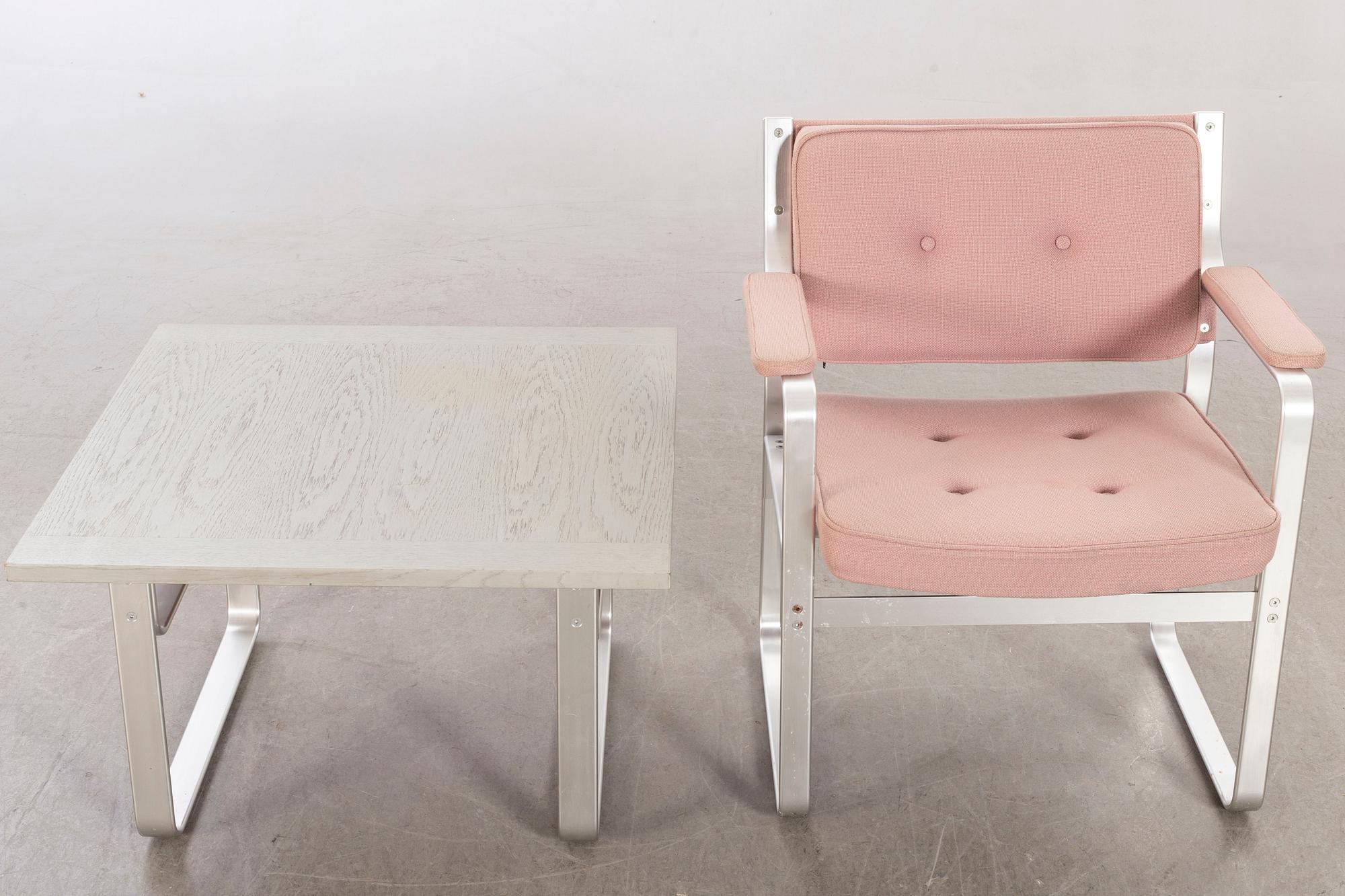 KARL ERIK EKSELIUS, soffbord samt karmstol, "Mondo", JOC möbler, Vetlanda, 1900-talets andra hälft.