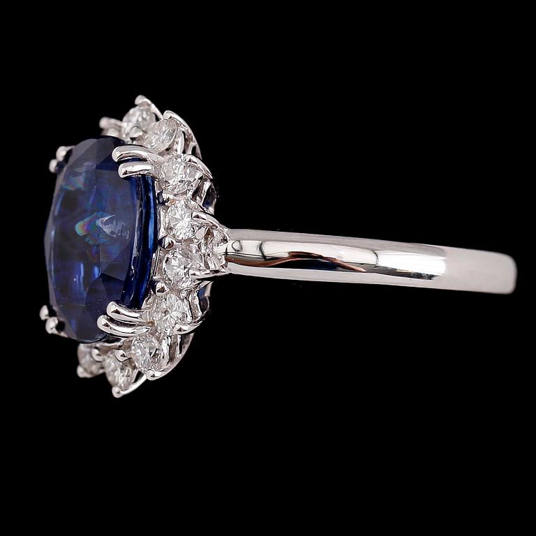 RING, 18 k vitguld, 14 briljantslipade diamanter tot ca 0.48 ct, kyanit ca 3.05 ct.