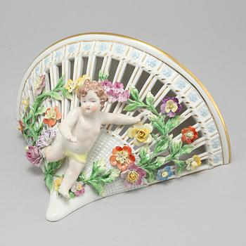 A porcealin shelf, probably from Dresden, first half of the 20th century.