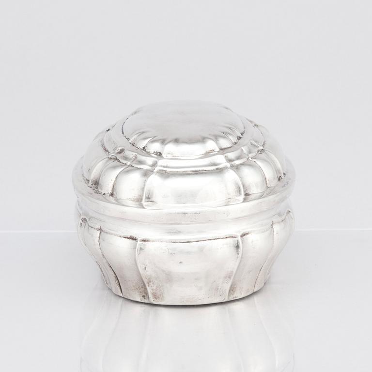 An Austrian silver box with lid, unidentified makers mark, Vienna 1738.