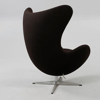 FÅTÖLJ samt FOTPALL, "Ägget", Arne Jacobsen för Fritz Hansen, 2006 respektive 2011.