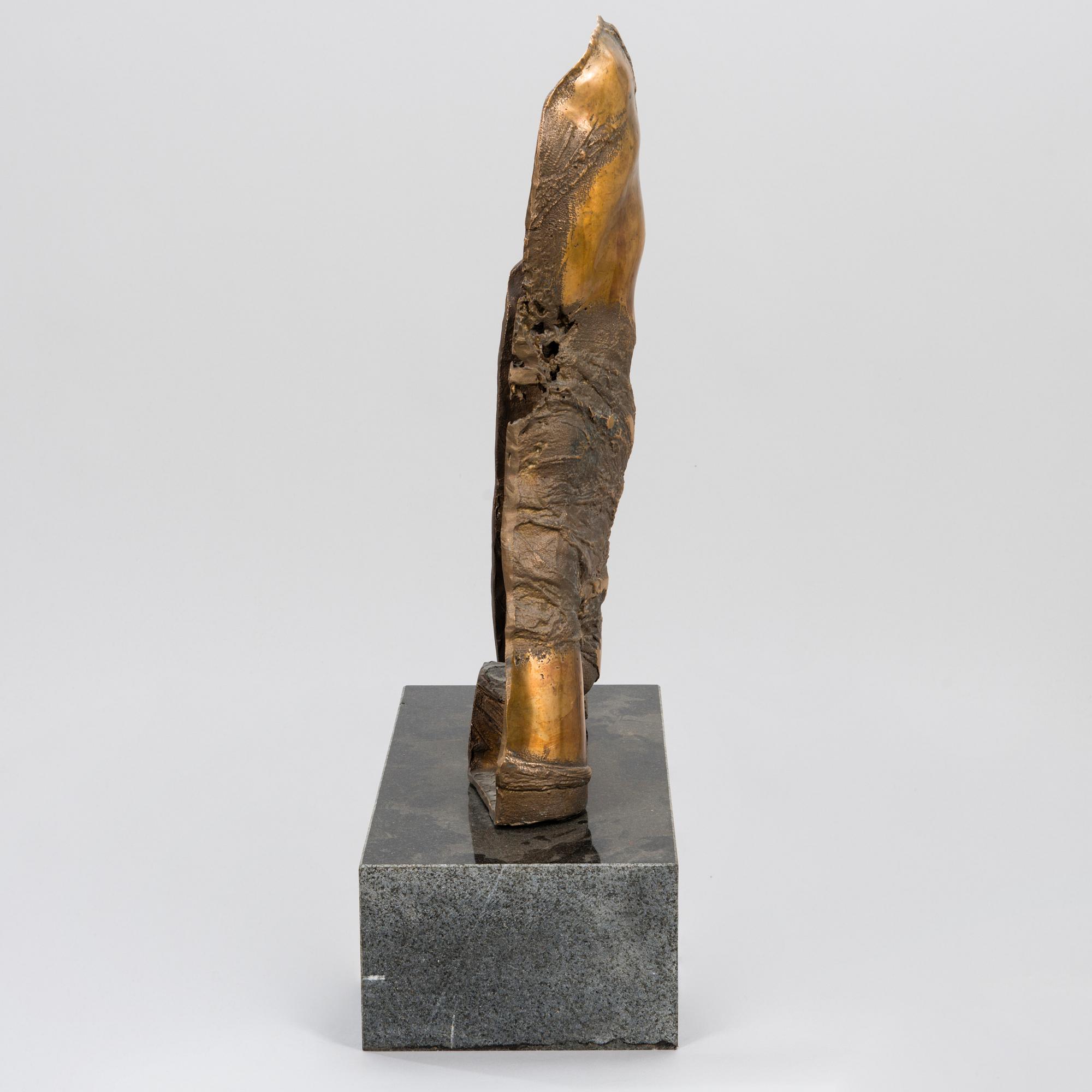 OLLI JOKI, veistos, pronssi, signeerattu j a päivätty 2002, numeroitu 3/3.