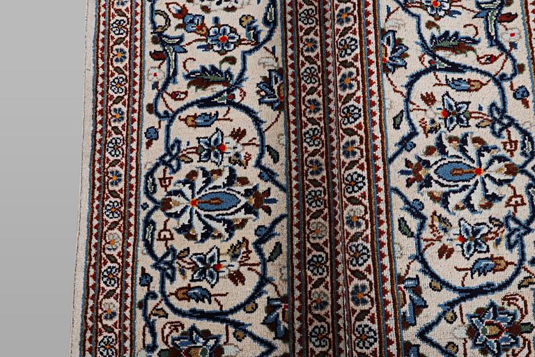 A carpet, Kashan, ca 297 x 197 cm.