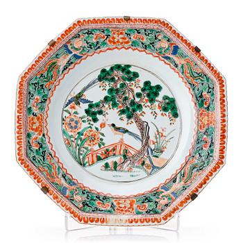 906. A famille verte pie crust serving dish, Qing dynasty, Kangxi (1662-1722).