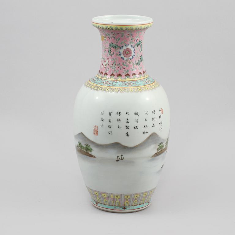 VAS, porslin, Kina, 1900- talets andra hälft.